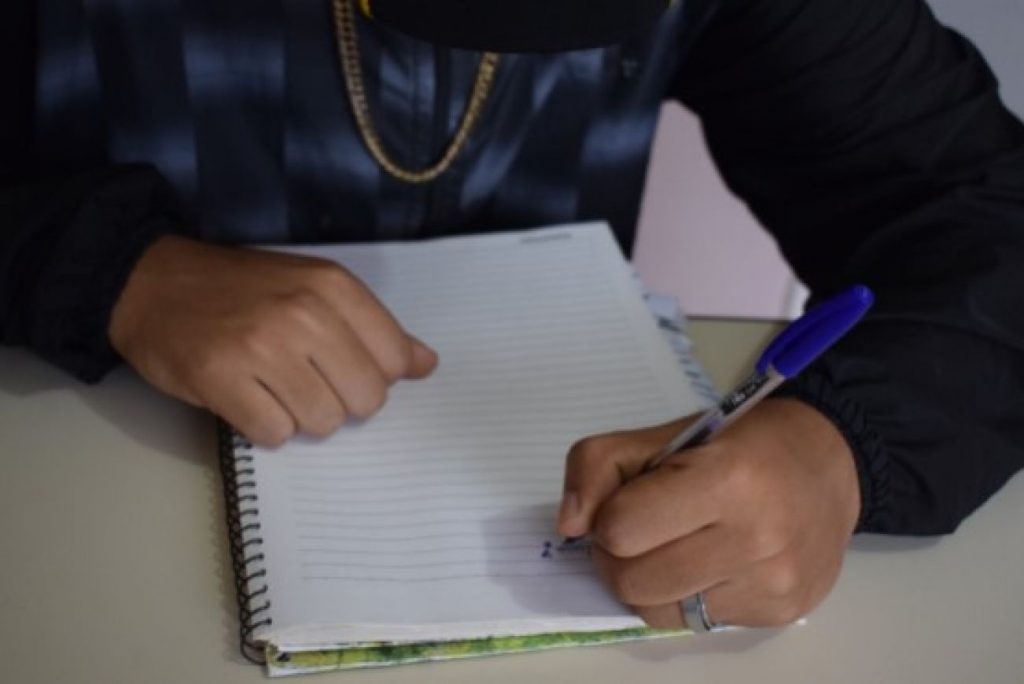 Psicólogo ajuda adolescentes a pensar sobre o futuro fora das casas de acolhimento