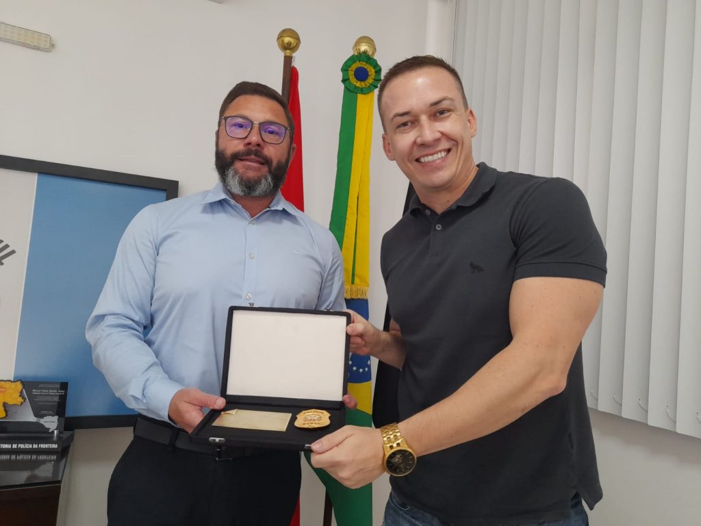 Associação dos Escrivães de Polícia entrega placa de homenagem ao delegado-geral da Polícia Civil