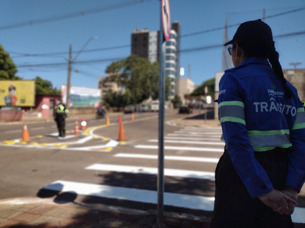 Transitar realiza nova sinalização de trânsito na Rua São Paulo cruzamento com a Rua Eduardo Tadeu Melani