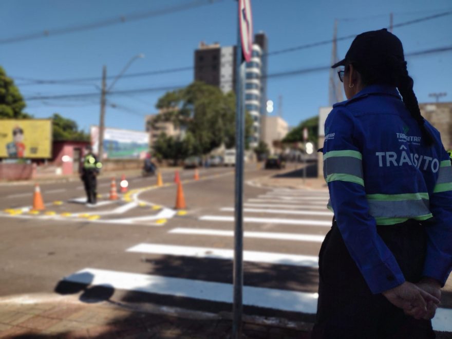 Transitar realiza nova sinalização de trânsito na Rua São Paulo cruzamento com a Rua Eduardo Tadeu Melani