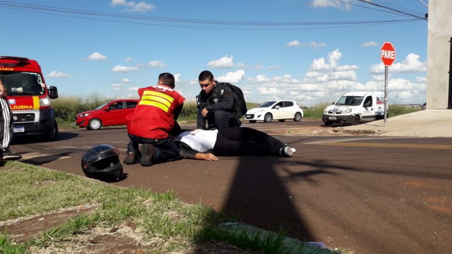 Mulher fica ferida após colisão entre carro e moto no Jardim Clarito