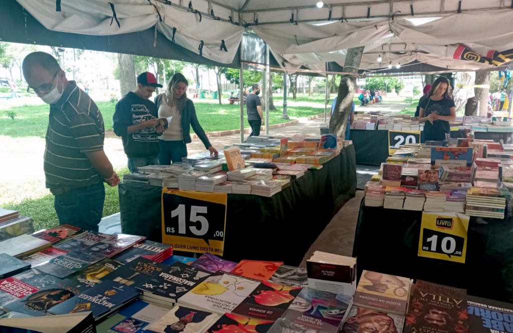 Praça da Bandeira sedia a Feira Popular do Livro até dia 30 de abril