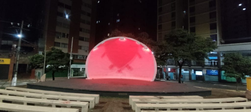 Cor vermelha em monumentos marca campanha sobre hemofilia em Londrina