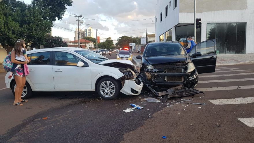 Forte colisão de trânsito no Centro deixa idoso ferido