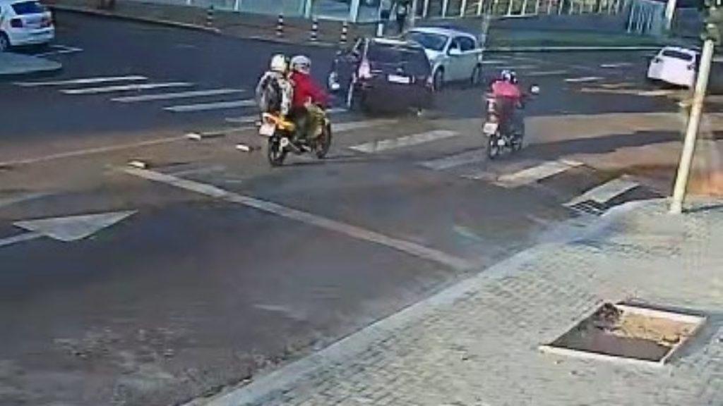 Câmera de segurança registrou forte colisão na Rua Nereu Ramos