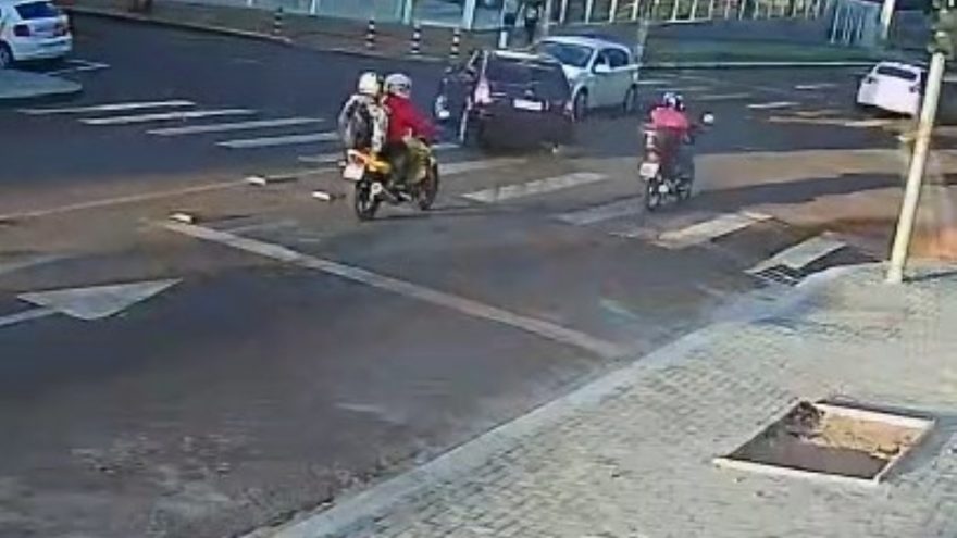 Câmera de segurança registrou forte colisão na Rua Nereu Ramos