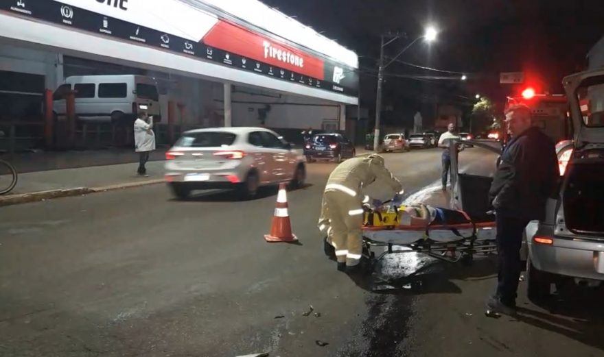 Mulher fica encarcerada após colisão entre carros no São Cristóvão