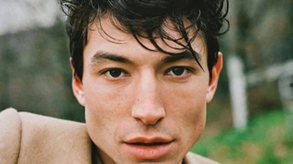 Ator de ‘The Flash’, Ezra Miller é preso por supostamente jogar uma cadeira em uma mulher