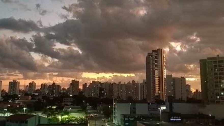 Já dizia Rita Lee: Que flagra! Enquanto filmava pôr do sol, internauta registra acidente de trânsito