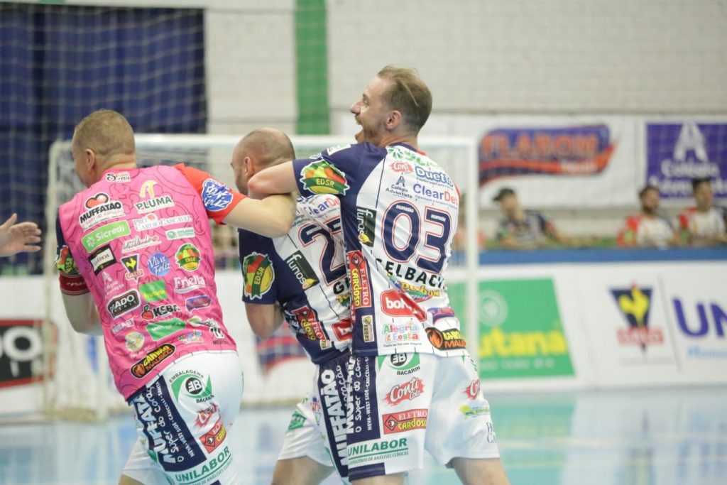 Após duas derrotas, Cascavel Futsal volta a vencer e se isola na liderança do Paranaense
