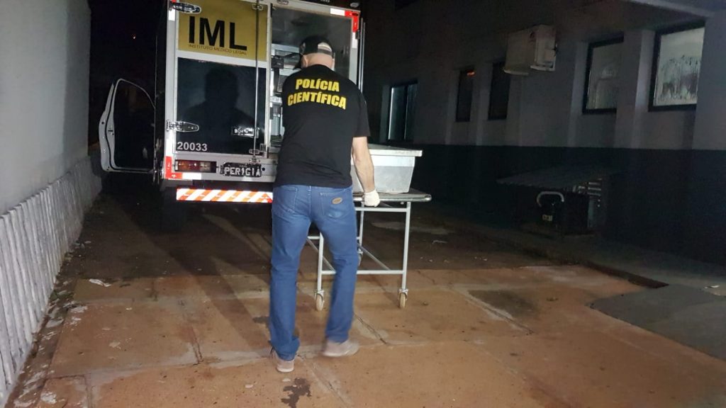 Corpo de Silvana Regina Alduini é levado ao Instituto Médico Legal; filho relata ter sido erro médico
