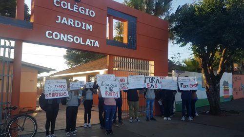“TV eu vejo em casa”: Estudantes de Cascavel lideram manifestações para o fim das aulas online no Estado do Paraná Imagem referente a “TV eu vejo em casa”: Estudantes de Cascavel lideram manifestações para o fim das aulas online no Estado do Paraná