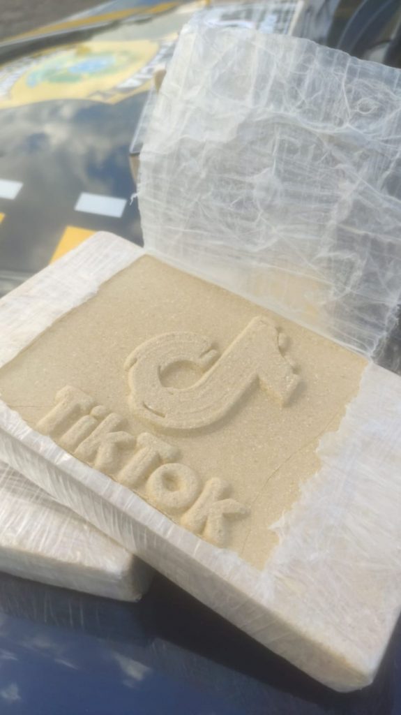 Em São Paulo, PRF apreende pasta base de Cocaína com logotipo de rede social