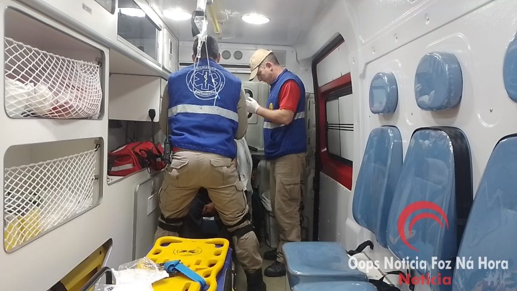 Homem é espancado com pauladas na cabeça e pede socorro em ponto do ônibus em Foz do Iguaçu