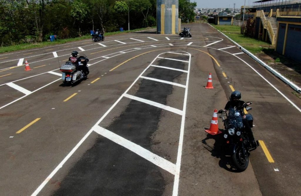 Curso da CMTU para motociclistas atende jovens do Tiro de Guerra