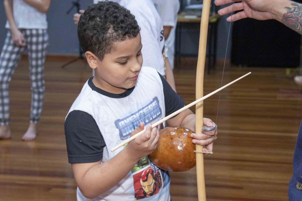 Toledo – Rotary entrega instrumentos musicais para projeto de capoeira no CEU das Artes
