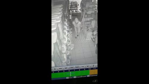 Vídeo mostra dupla arrombando empresa no Floresta e furtando diversos produtos e dinheiro Imagem referente a Vídeo mostra dupla arrombando empresa no Floresta e furtando diversos produtos e dinheiro