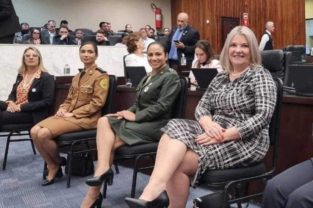 Delegada da PCPR recebe menção honrosa em Curitiba