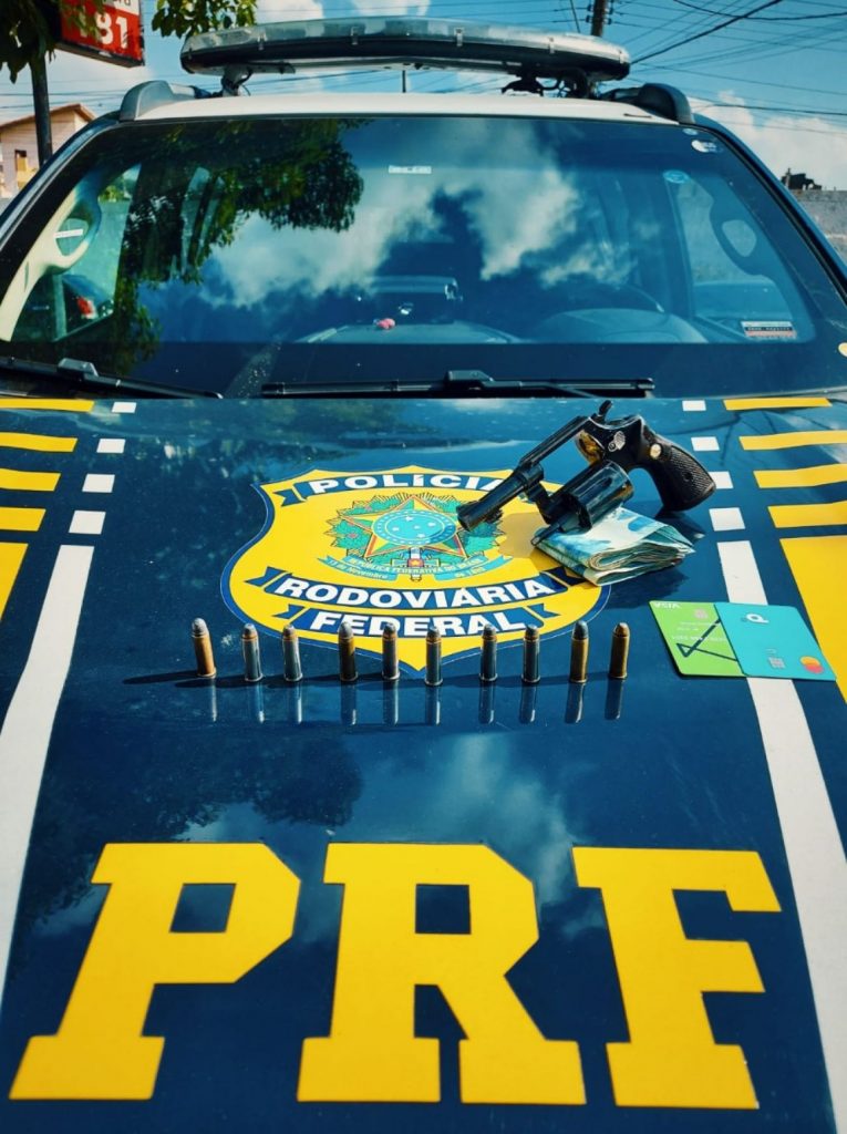 Em Mairiporã/SP, PRF prende indivíduos com revólver com numeração raspada