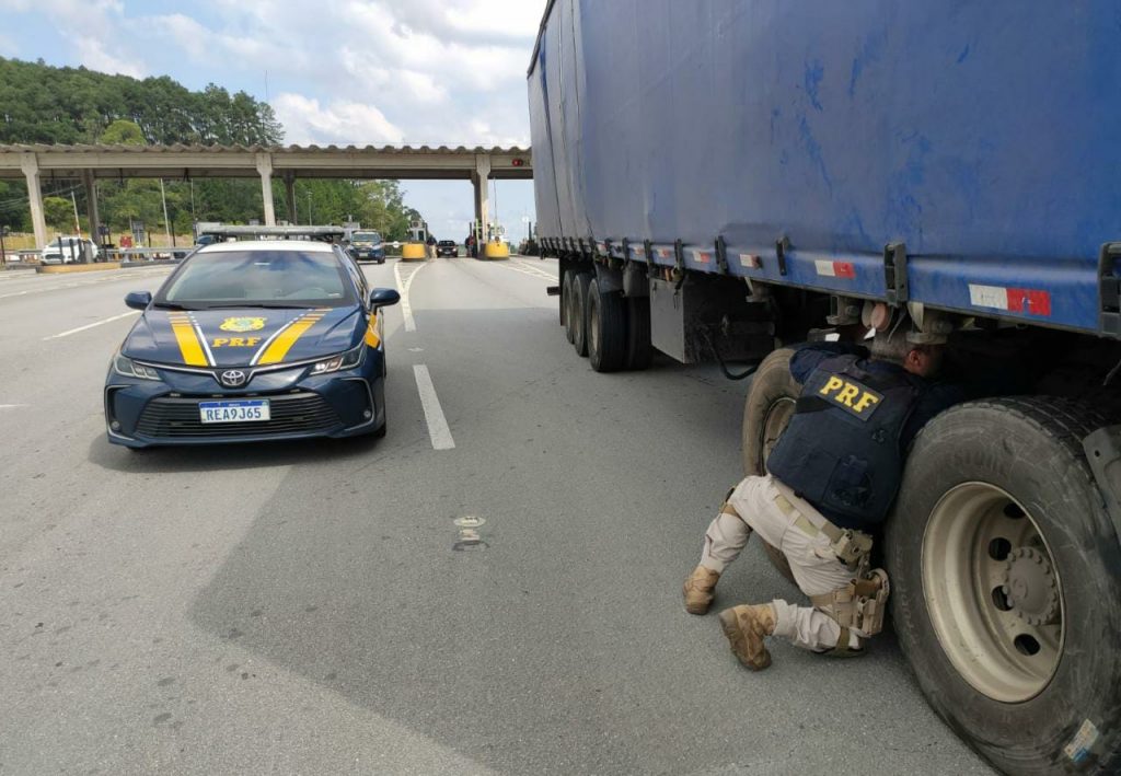 PRF apreende semi-reboque com chassi adulterado na rodovia Régis Bittencourt