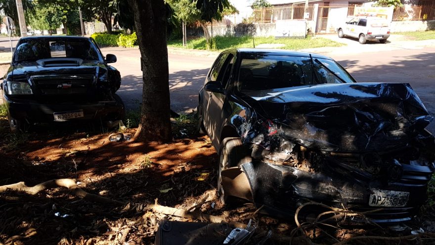 S10 e Golf se envolvem em colisão no Bairro Universitário, em Cascavel