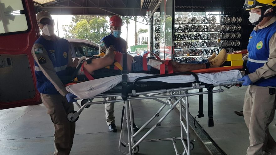 Trabalhador fica ferido ao sofrer queda de cinco metros de altura em empresa na Avenida Brasil