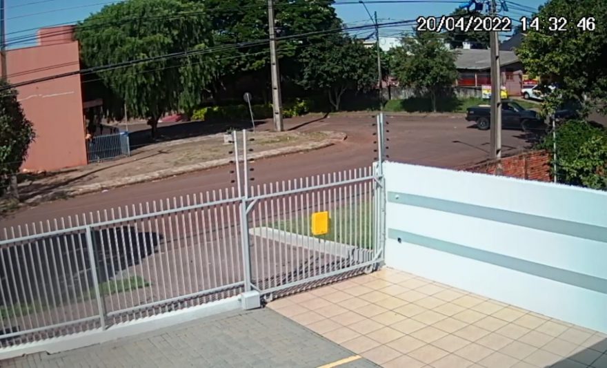 Vídeo mostra forte colisão entre Golf e S10 no Bairro Universitário