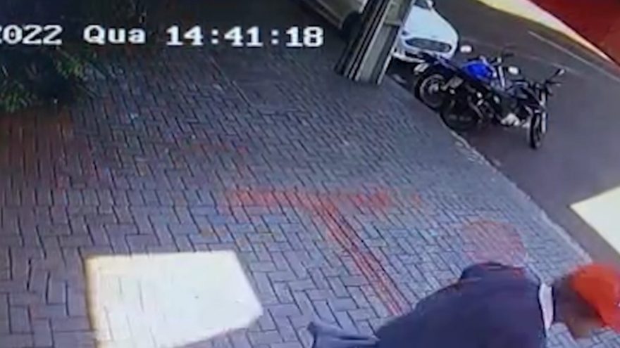 Câmeras de segurança flagram possível furto de bicicleta