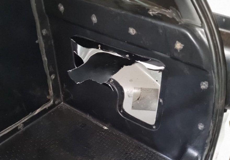 Detido por embriaguez após acidente no Bairro Maria Luiza destrói camburão da PM com chutes