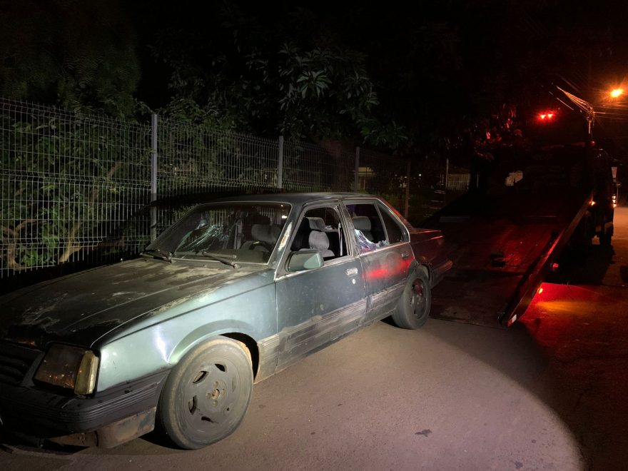 Veículo Monza furtado em frente de um bar no Bairro Floresta é recuperado pela PM