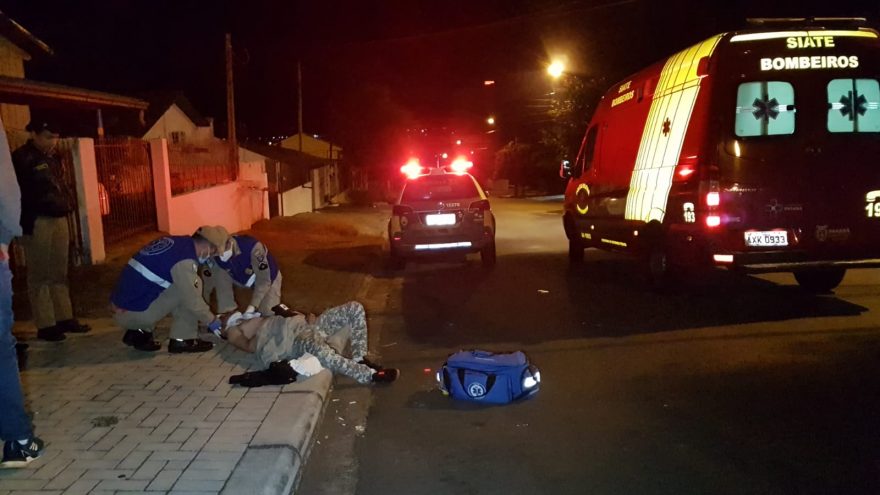 Rapaz acusado de assediar mulher fica inconsciente após ser agredido com capacetadas pela própria vítima