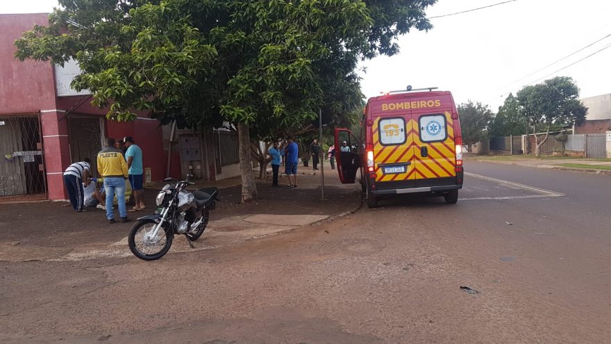 Colisão envolvendo motocicleta e bicicleta deixa dois feridos no Bairro Santa Felicidade