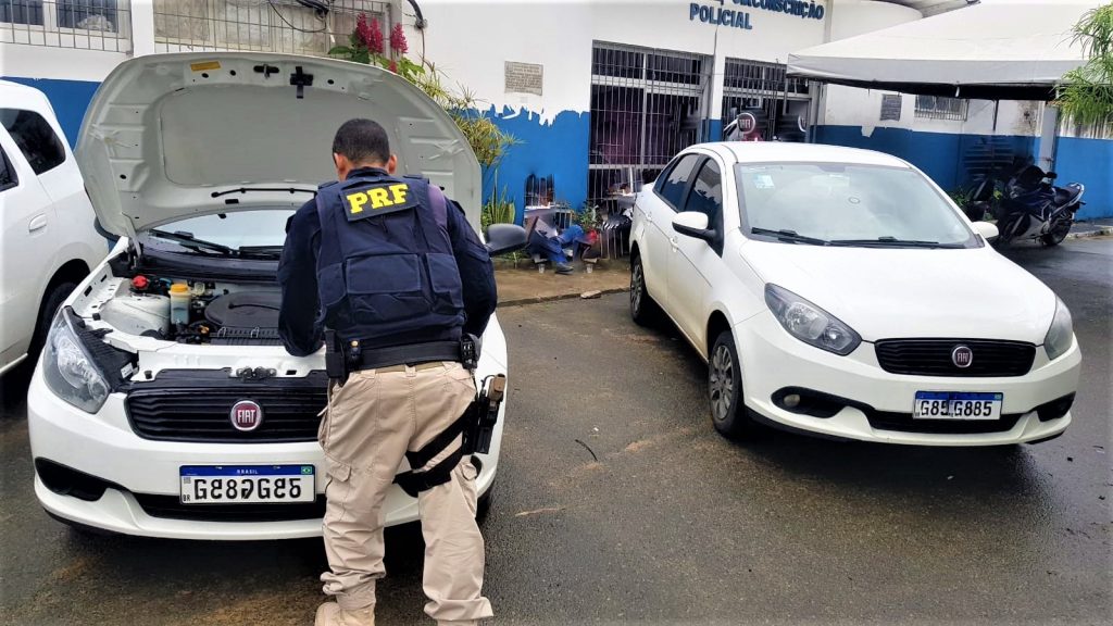 Gêmeos: PRF apreende Siena circulando clonado na BR 324 em Simões Filho (BA)
