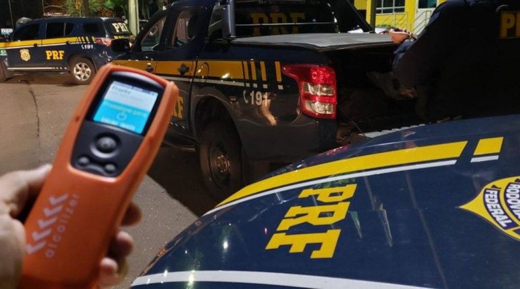 Após cruzar com veículo transitando em zigue-zague e na contramão, PRF prende motorista de Van totalmente embriagado na divisa entre BA e AL