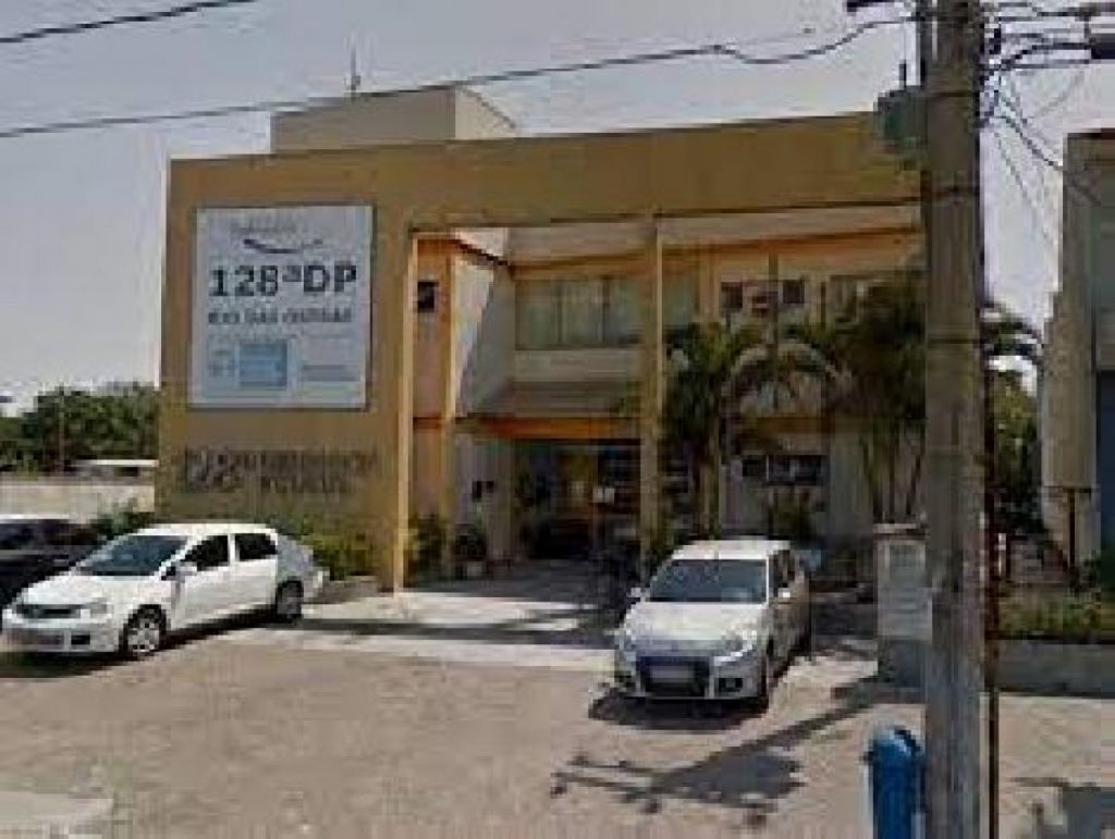 Homem e adolescente são flagrados vendendo drogas em Rio das Ostras