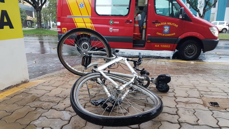 Ciclista fica ferido após colisão com carro na Avenida Toledo, em Cascavel