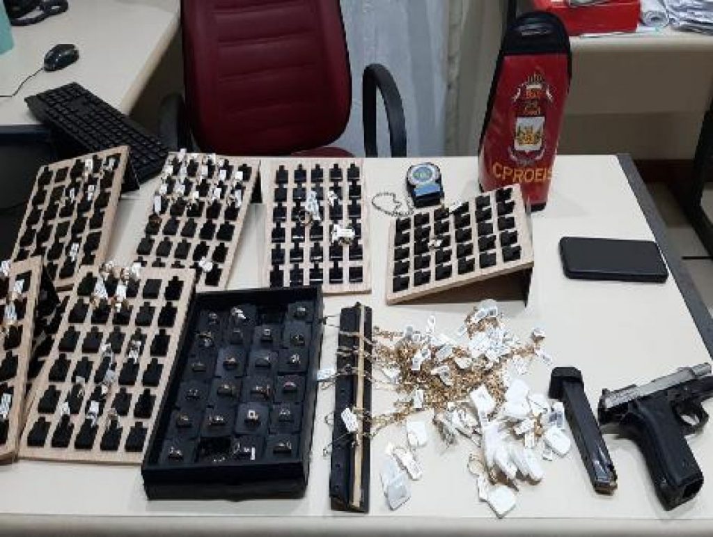 Grupo é preso após roubar loja de joias em Araruama