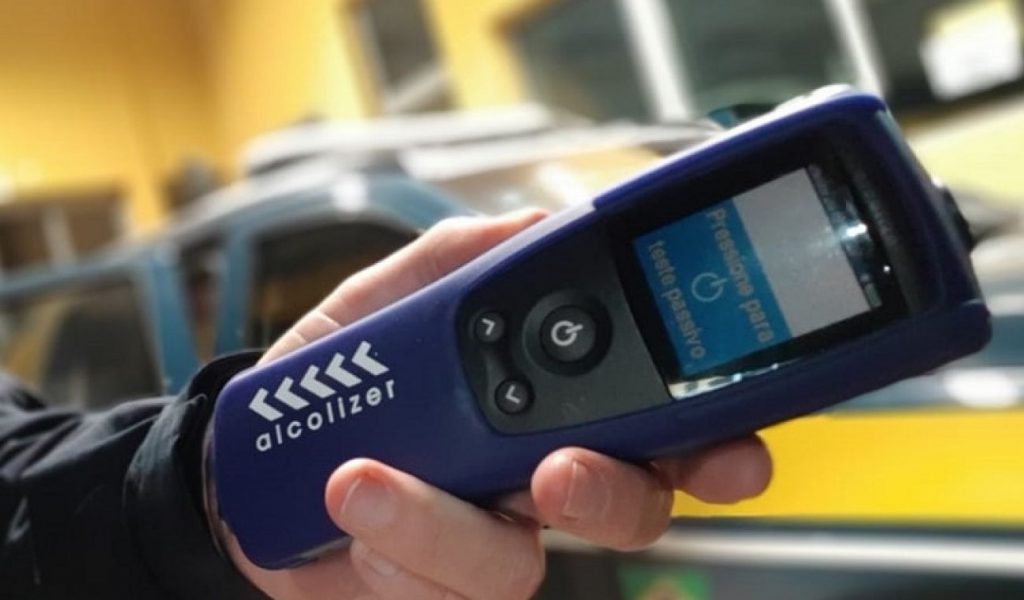 Durante Operação Tiradentes, PRF prende mulher embriagada transitando com motoneta na BR 110