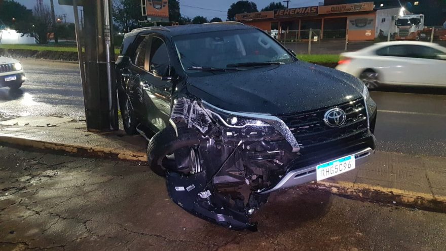 Roda é arrancada após SW4 bater contra poste na Avenida Carlos Gomes