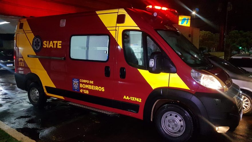 Mulher de 36 anos é socorrida após sofrer queda de moto no Santos Dumont