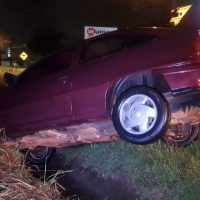 Imagem referente a Após colisão com Uno, Kadett sai da pista e fica encavalado no acostamento da BR-277