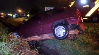 Após colisão com Uno, Kadett sai da pista e fica encavalado no acostamento da BR-277