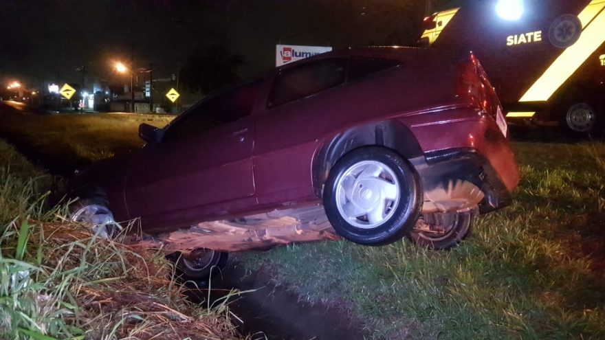 Após colisão com Uno, Kadett sai da pista e fica encavalado no acostamento da BR-277