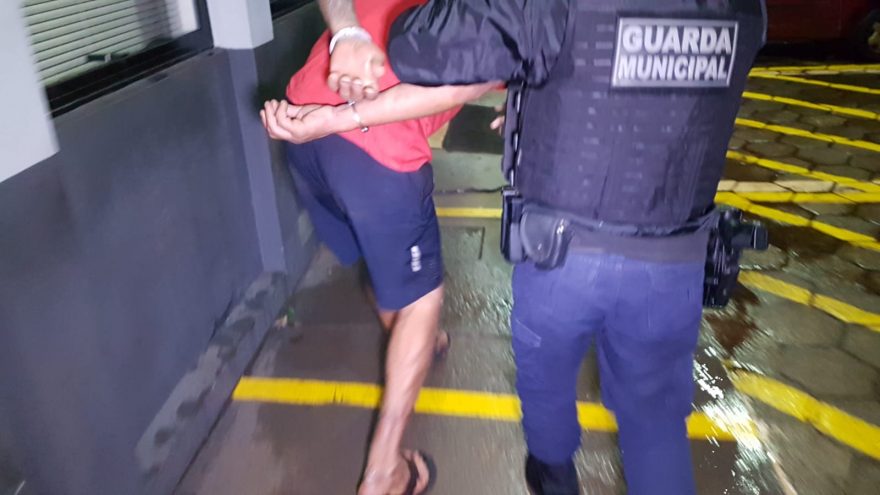 Ladrão tenta realizar furto em supermercado, mas é flagrado por seguranças; Produtos estão avaliados em R$ 630,00
