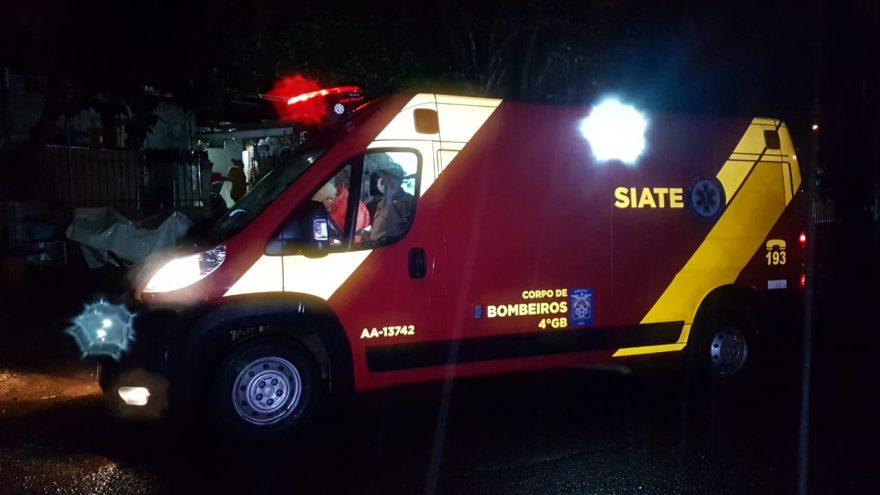 Homem leva facada no pescoço, no Bairro Coqueiral, e precisa ser socorrido pelo Corpo de Bombeiros