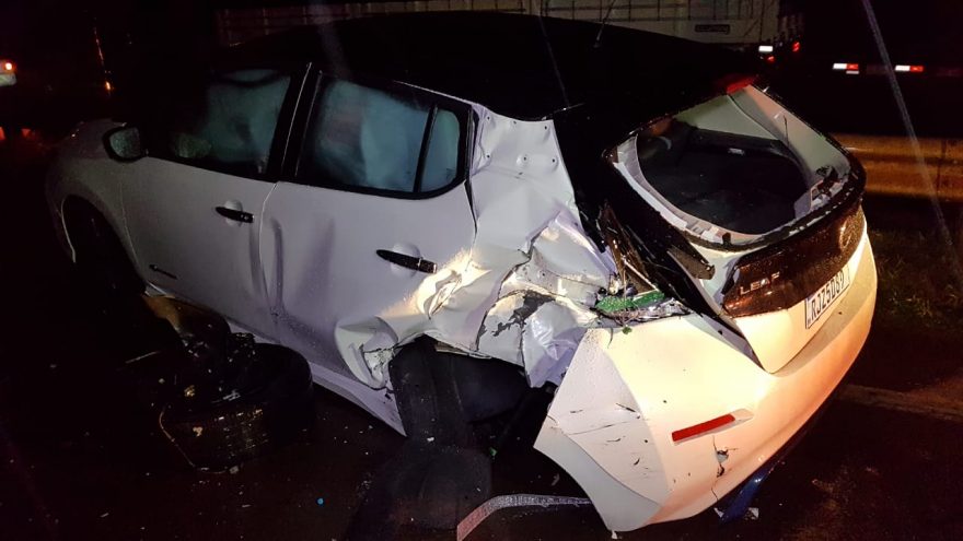 Carro e ônibus se envolvem em colisão traseira na rodovia BR-277
