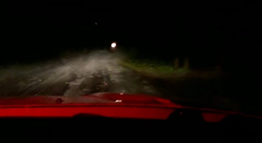 Quantidade de gelo na pista impressiona após chuva de granizo na PR-471