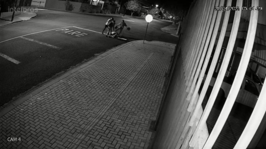 Vídeo mostra momento em que jovem que é suspeito de ter cometido assédio é perseguido e agredido no Cancelli