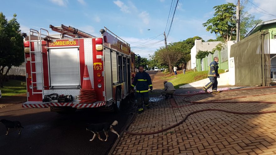 Incêndio em residência no Santo Onofre é combatido pelo Corpo de Bombeiros