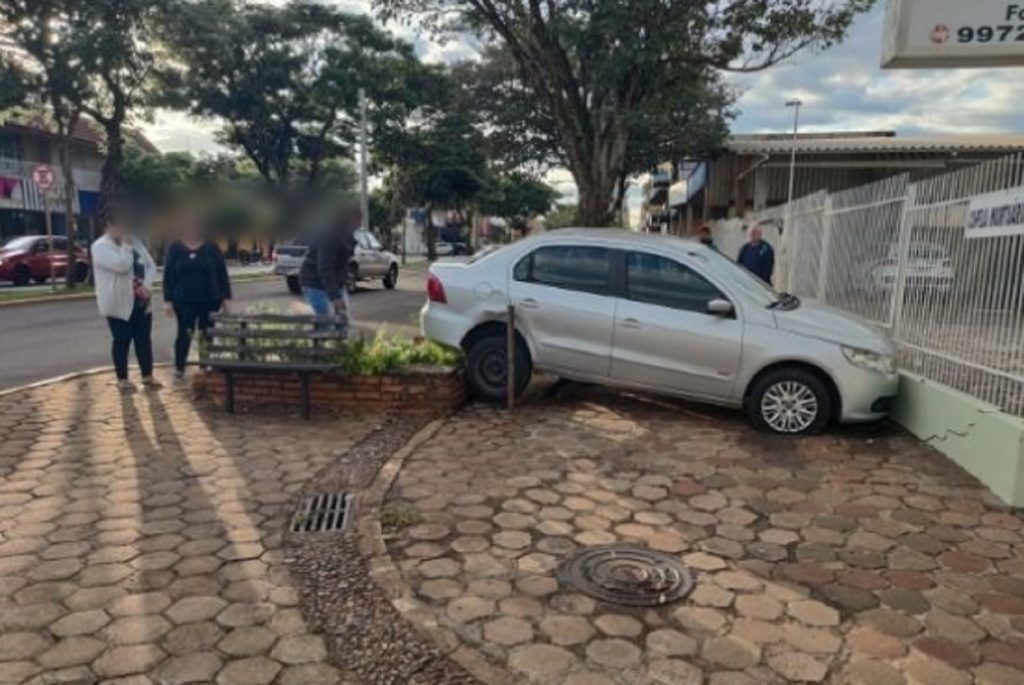 Veículo danifica muro de empresa após acidente no centro de Marechal Cândido Rondon Veículo danifica muro de empresa após acidente no centro de Marechal Cândido Rondon